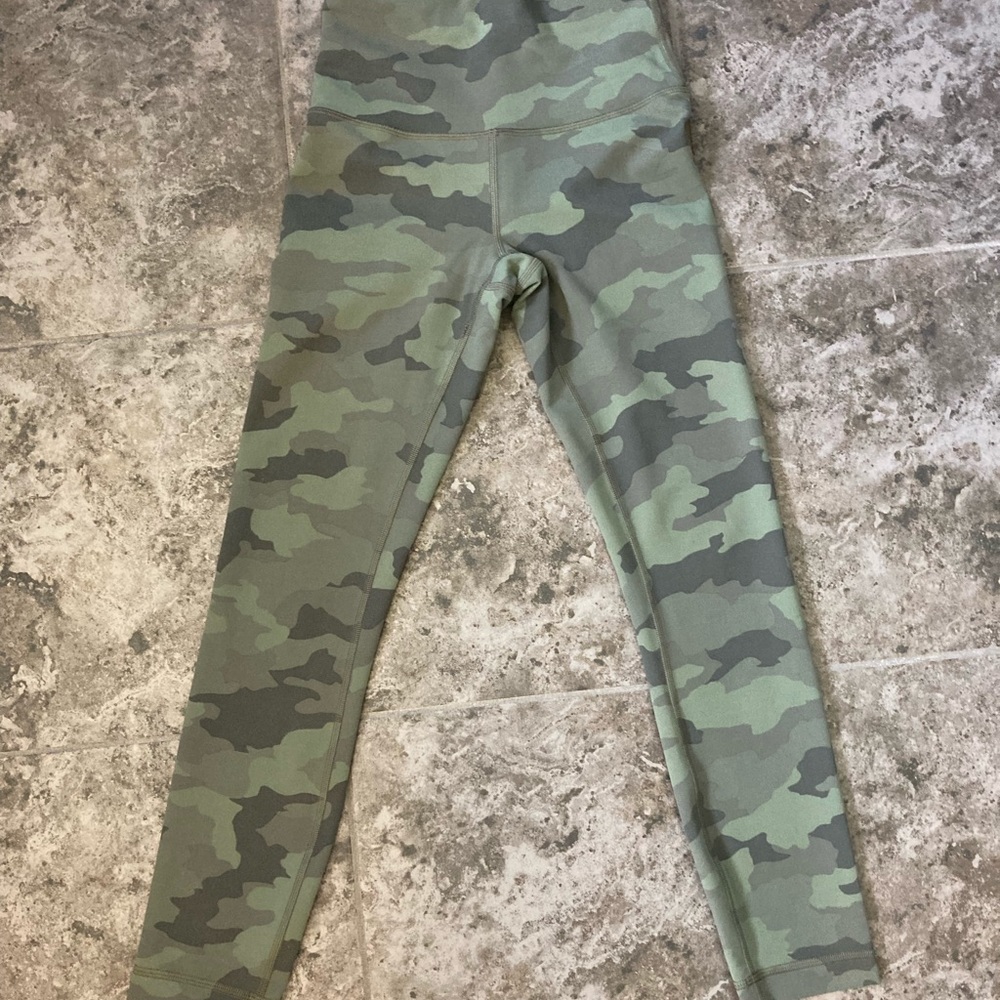 MWOT Lululemon Wunder Under Train 23” Size 2
